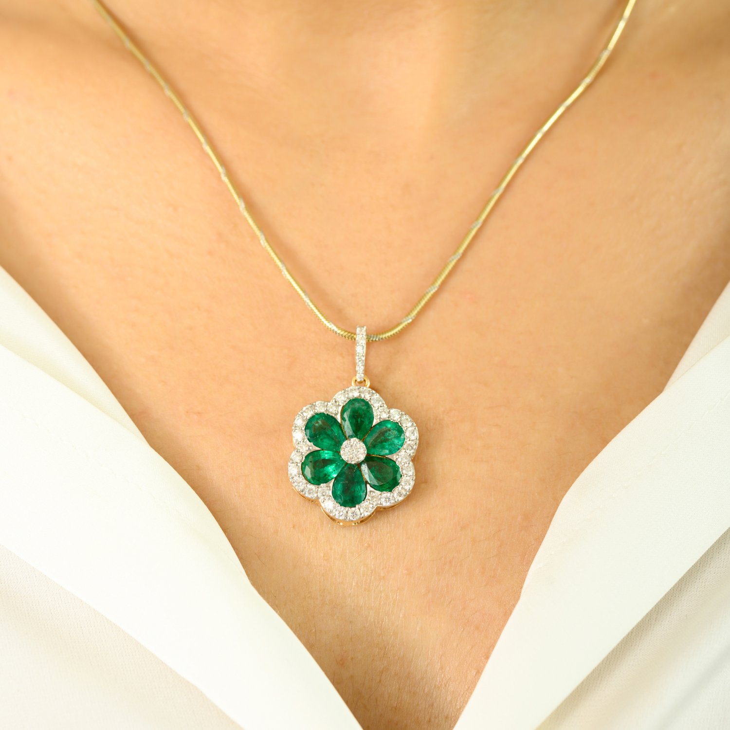 18K Solid Yellow Gold Designer Flower Pendant