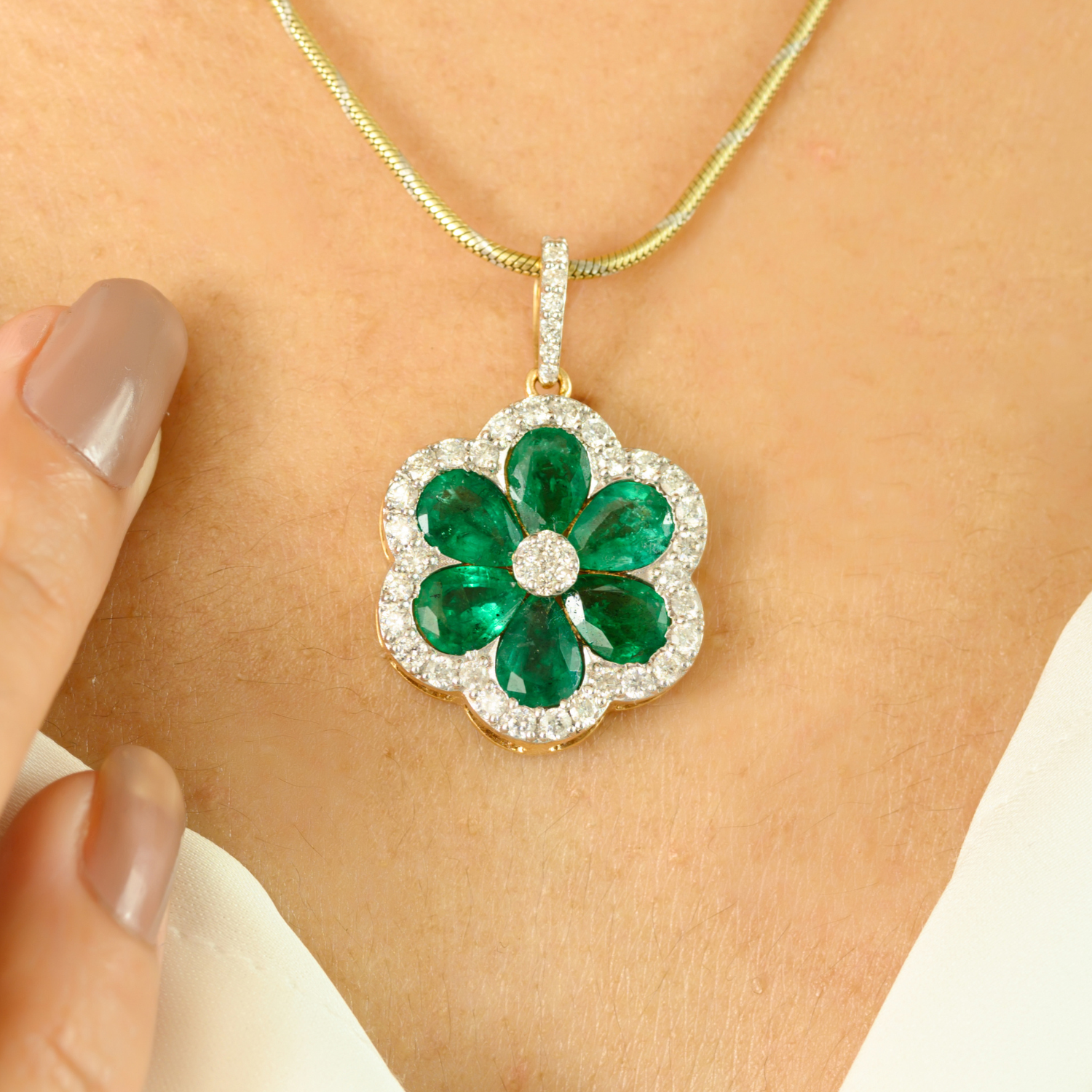 18K Solid Yellow Gold Designer Flower Pendant