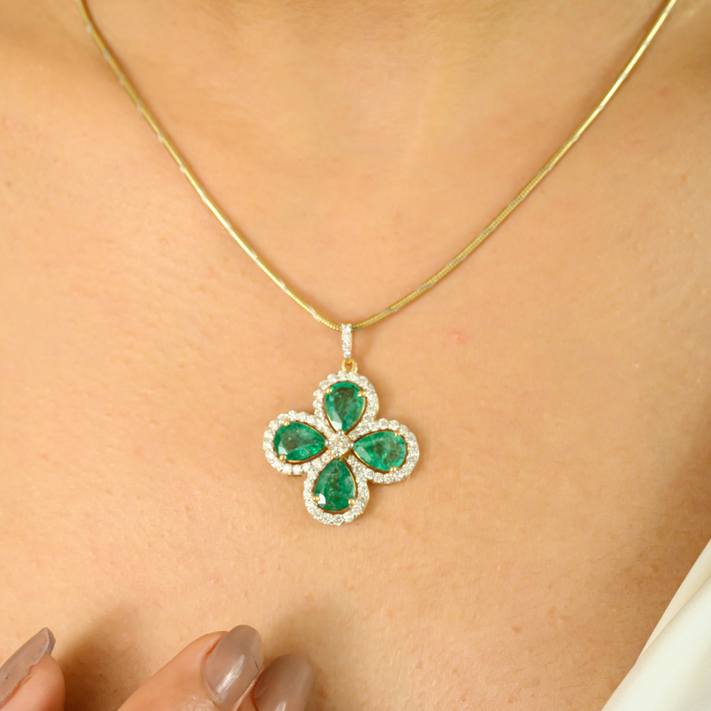 18K Solid Yellow Gold Emerald Clover Pendant Image