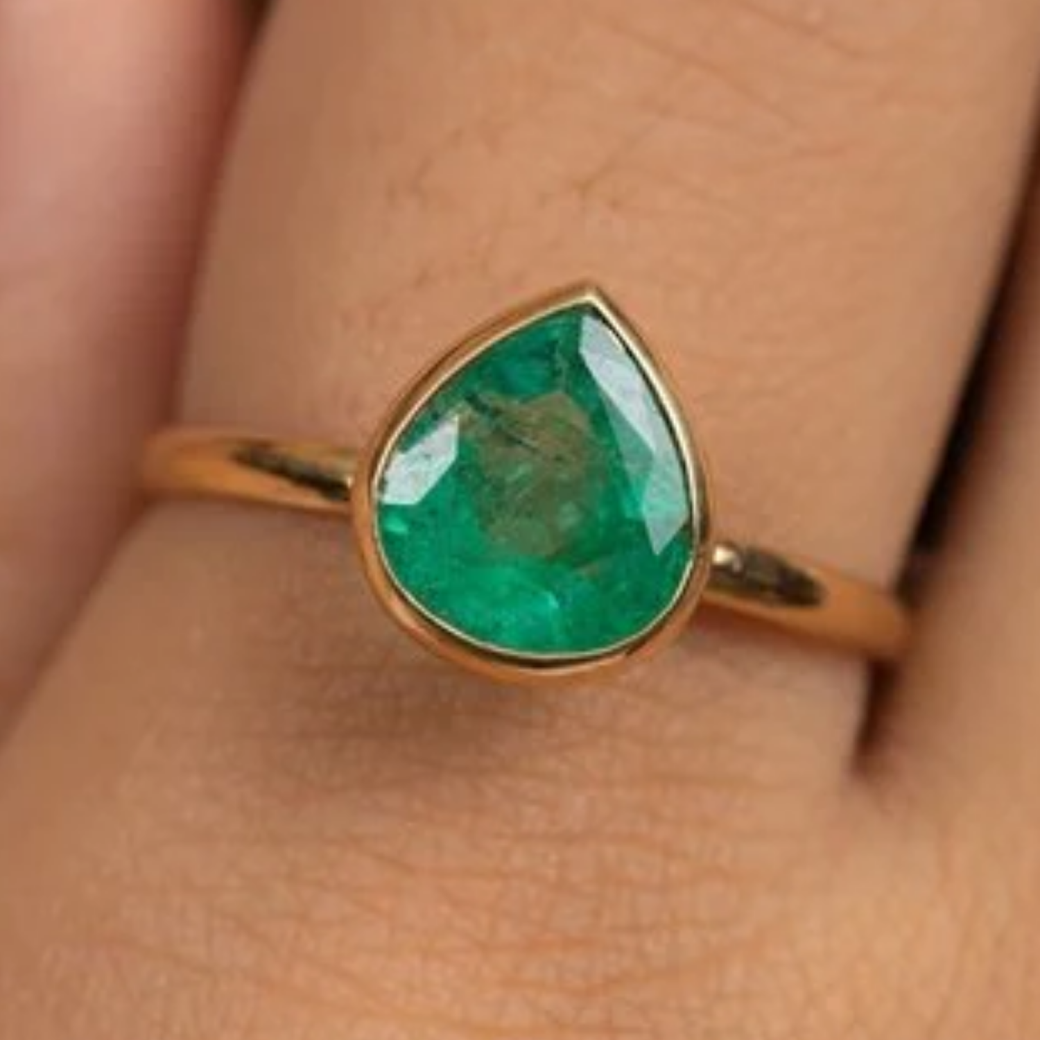 18K Gold Pear Shape Emerald Ring