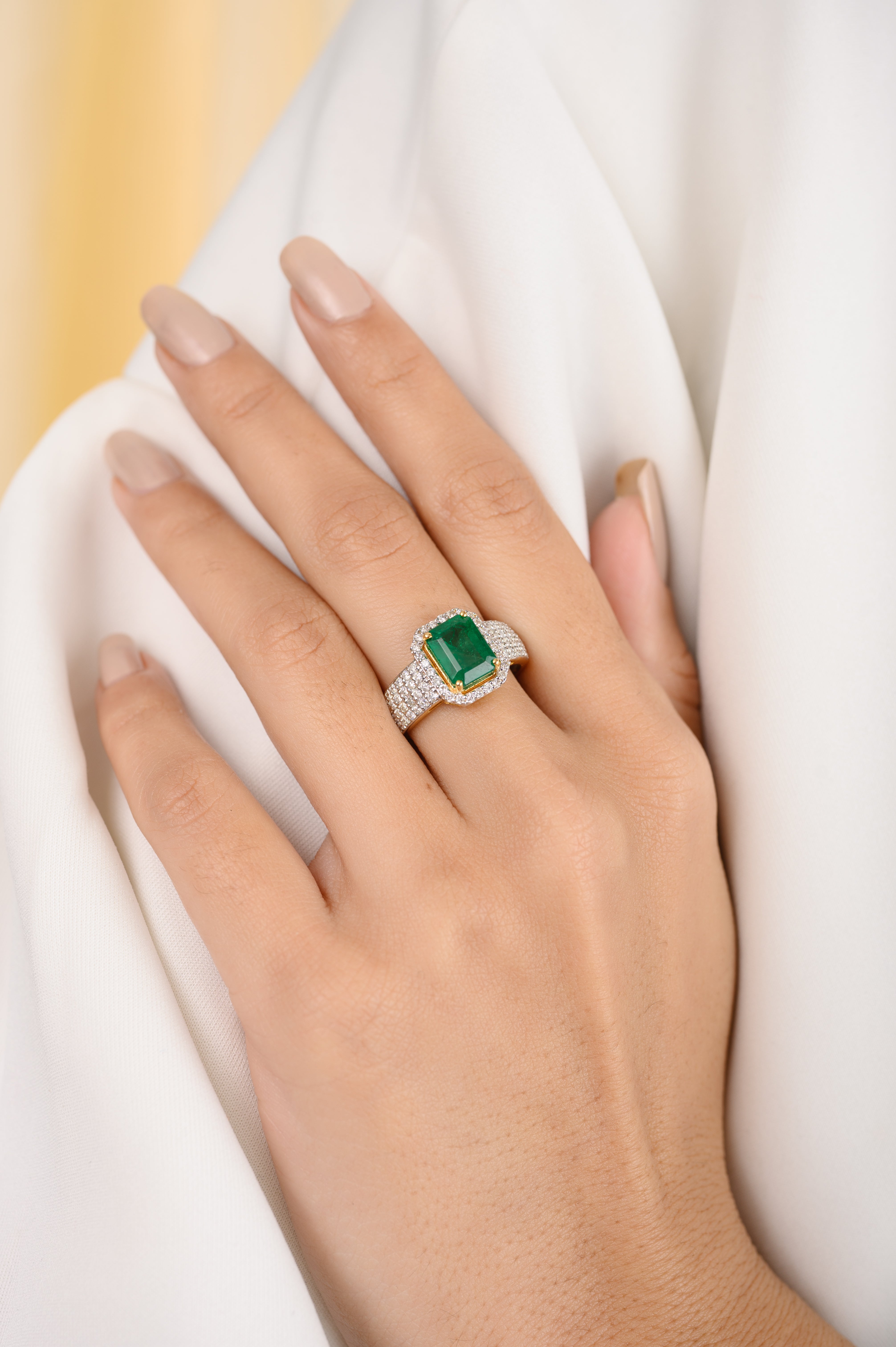 18K Gold Rare Emerald Diamond Solitaire Ring