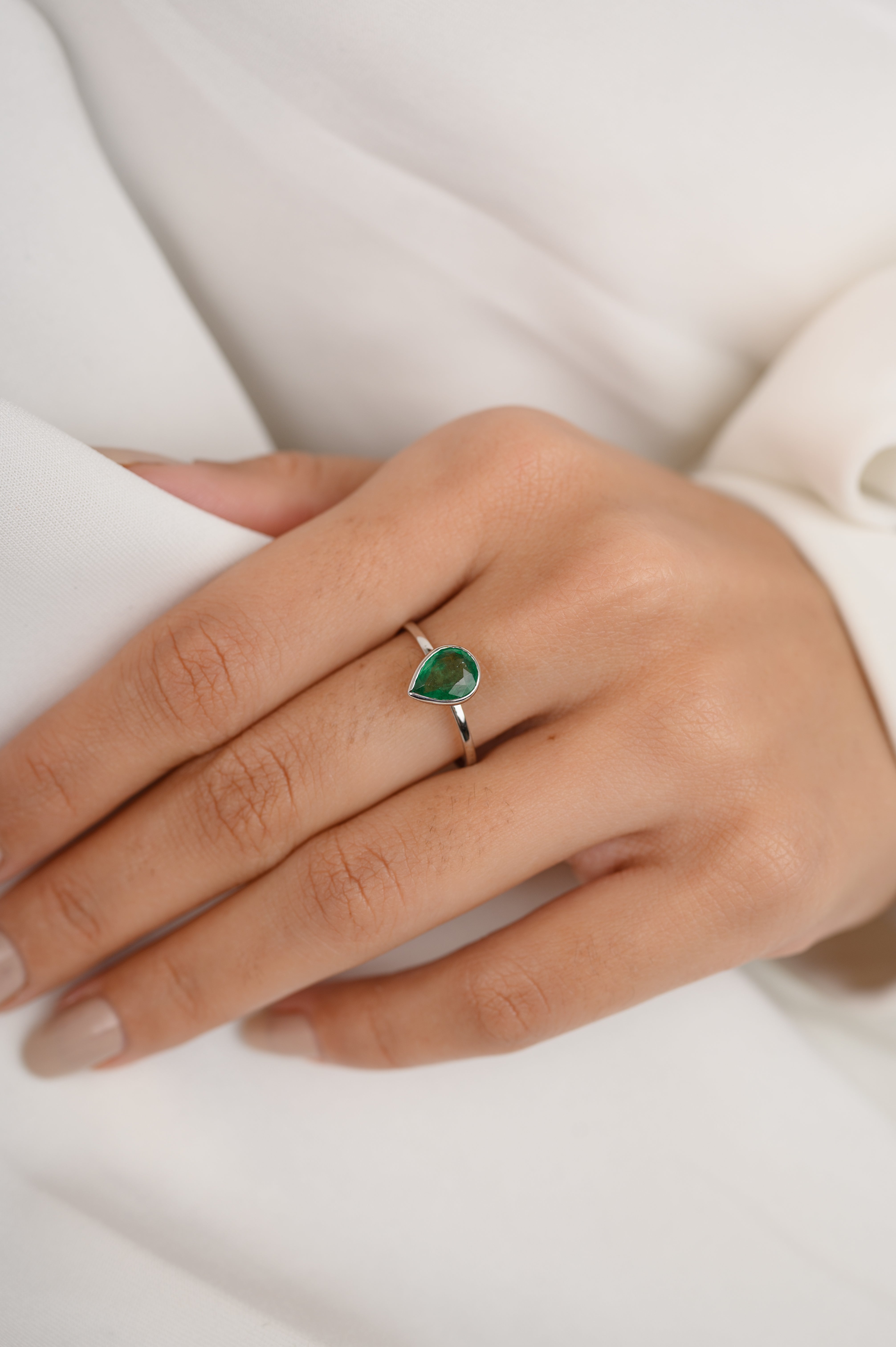 18K White Gold Emerald Statement Ring