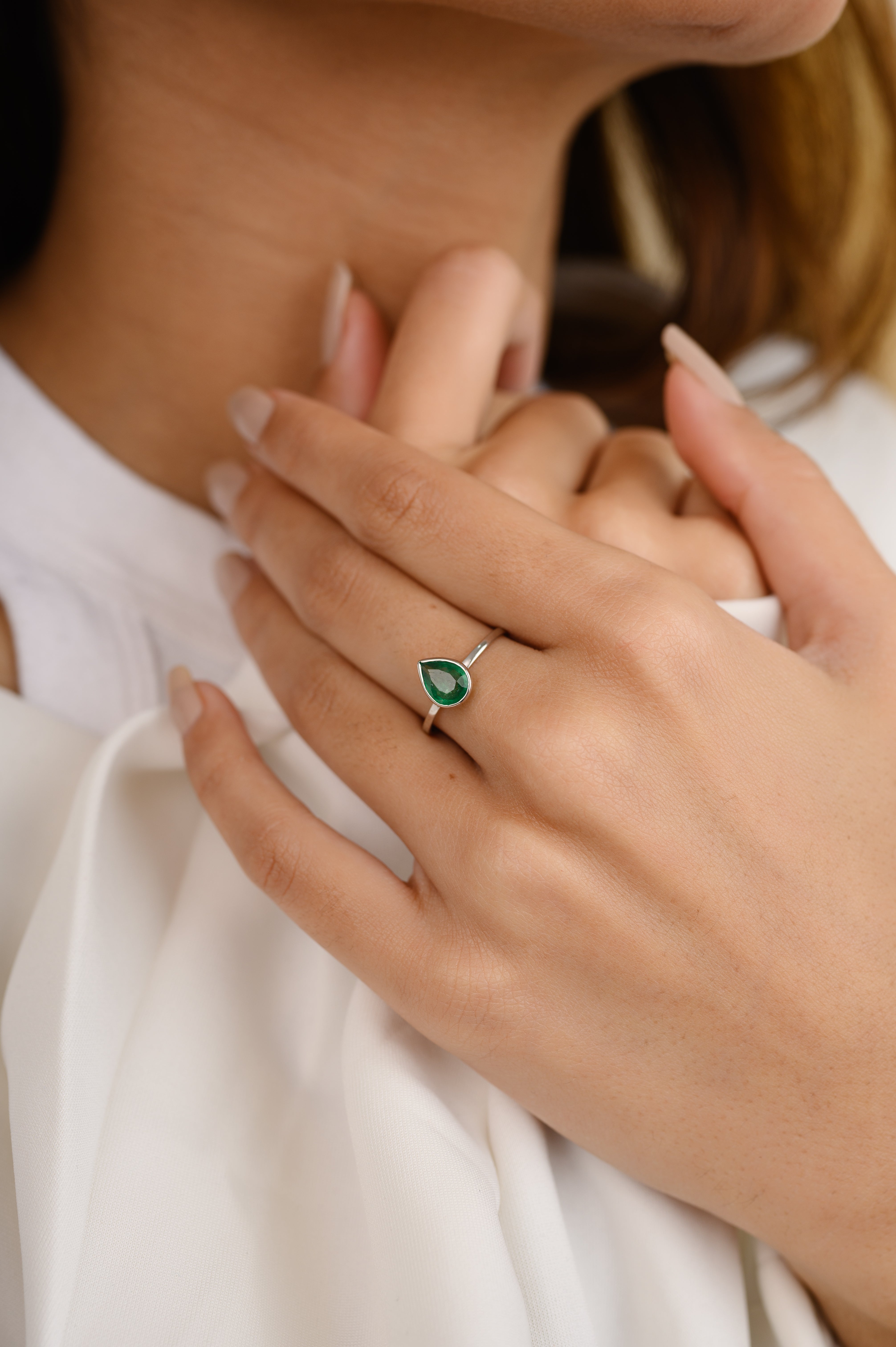 18K White Gold Emerald Statement Ring
