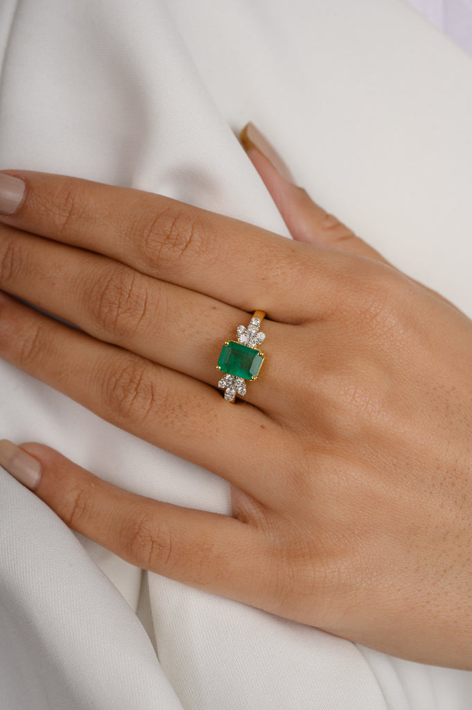 14K Gold Emerald Diamond Wedding Ring Image