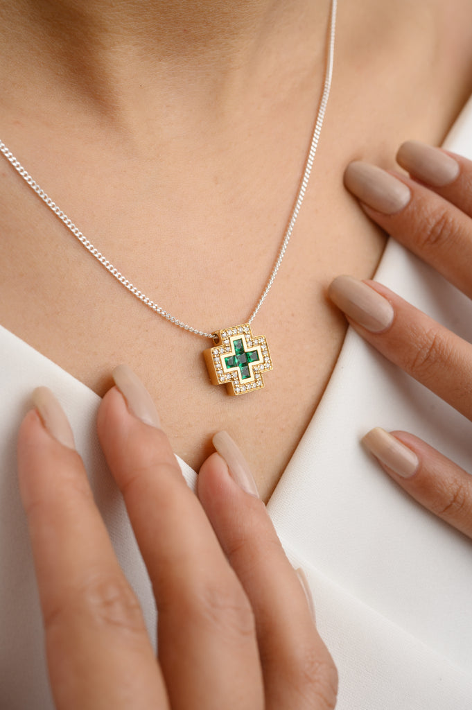 18K Gold Emerald Diamond Pendant Image