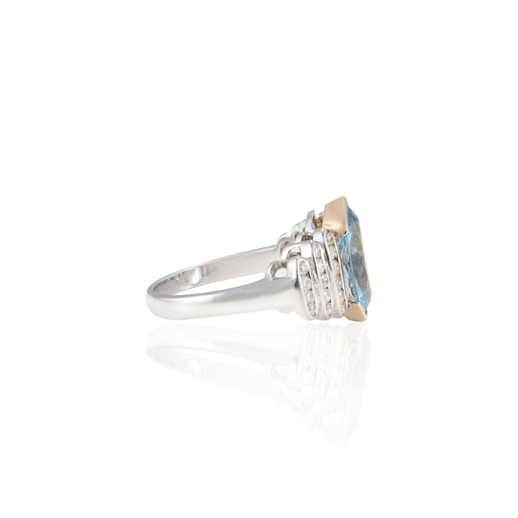 18K Gold Oval Cut Aquamarine Diamond Solitaire Ring Image