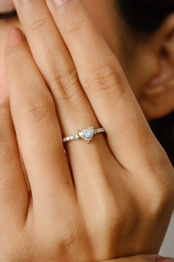 18K Gold Heart Diamond Wedding Ring Image