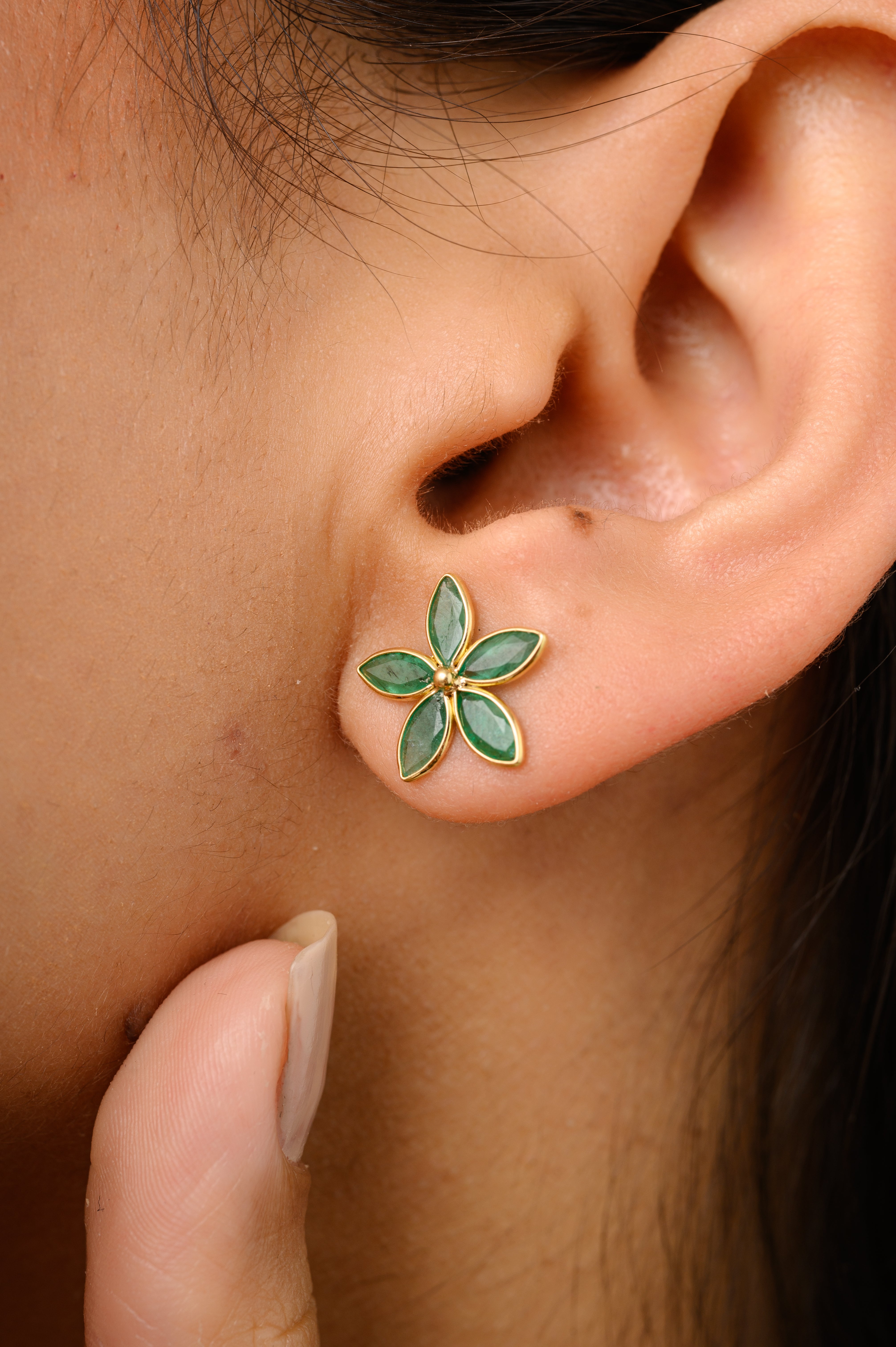 18K Solid Yellow Gold Emerald Flower Stud Earrings