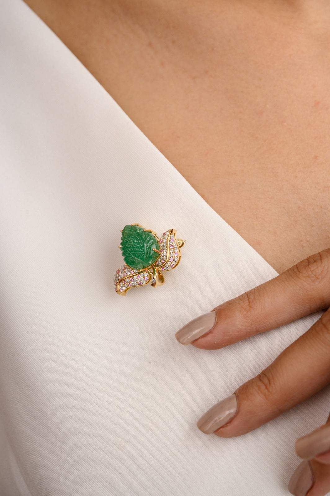 18K Solid Yellow Gold  8.88 Carat Carved Leaf Emerald Brooch Pin