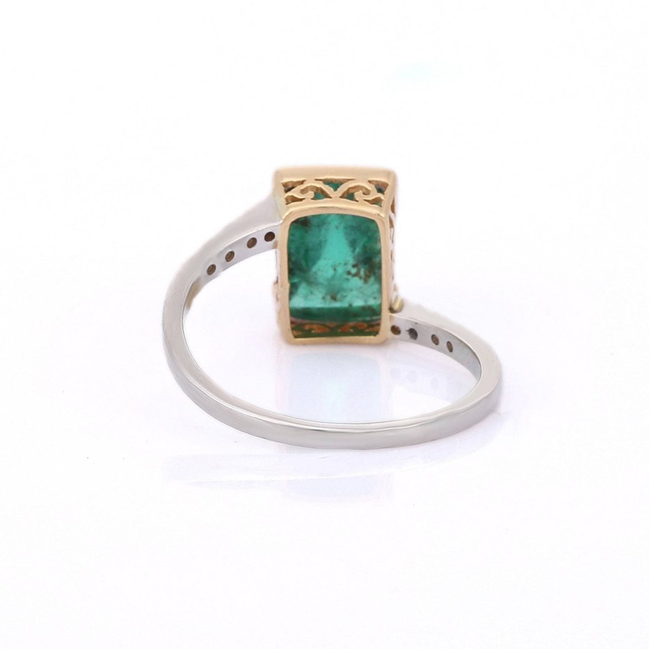 18K Gold Emerald Ring Image