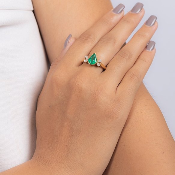 18K Yellow Gold Emerald Ring Image